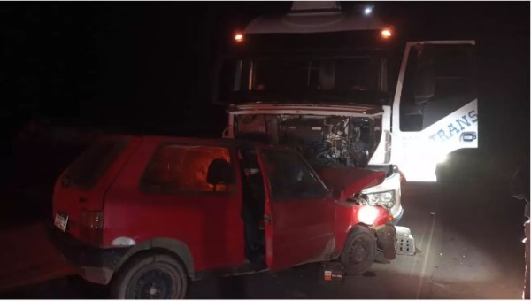 Colisão entre carro e carreta deixa homens feridos na BR-282