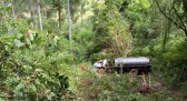 Motorista fica gravemente ferido após tombar caminhão de leite no interior
