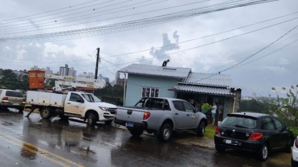 Fortes ventos causam destelhamentos
