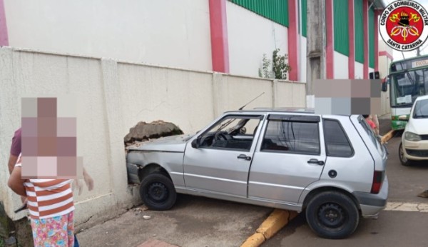 Idosa colide carro contra retroescavadeira e atinge muro no Meio-Oeste