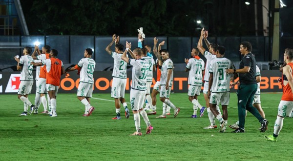 Jean Carlos marca golaço de falta e Chapecoense busca empate fora de casa contra o Vasco