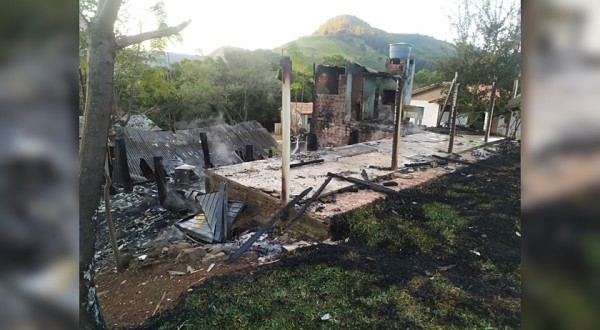 Casa consumida pelo fogo no interior de Campo Erê