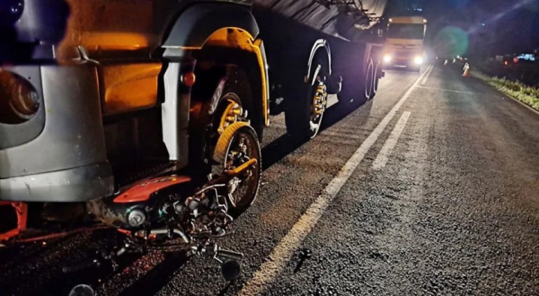 Motociclista morre após colisão com caminhão na PR-566