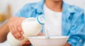 Alergia ao leite de vaca e intolerância à lactose, especialista explica a diferença