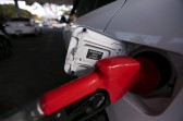 Litro da gasolina ‘belisca’ os R$ 8 e gás é encontrado a R$ 140; veja