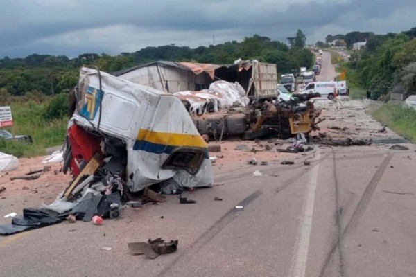 Caminhão com placas de Chapecó se envolve em acidente com mortes