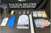 Dupla é detida após drogas serem encontradas em veículo e em residência