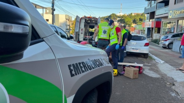 Mulher sofre fratura exposta após atropelamento no centro
