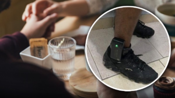 Homem é flagrado com tornozeleira eletrônica falsa para atrair mulheres