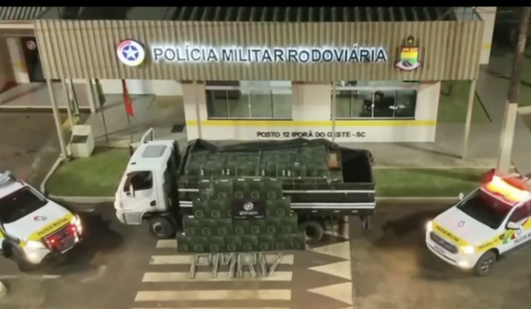 Caminhão com carga de cigarros contrabandeados é apreendido após perseguição