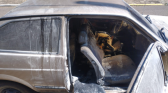 Homem incendeia carro do irmão em Modelo, mas dono do veículo possuía mandado de prisão em aberto e ambos acabam presos