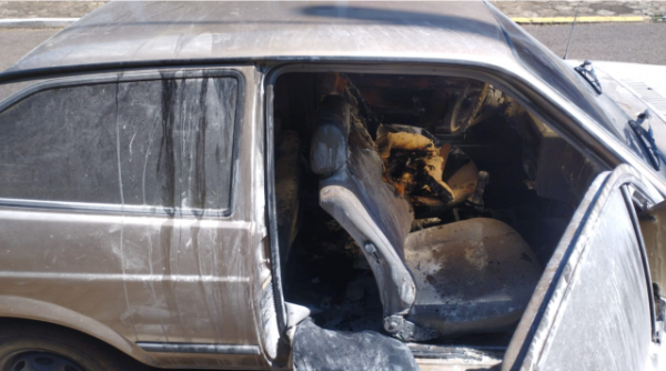 Homem incendeia carro do irmão em Modelo, mas dono do veículo possuía mandado de prisão em aberto e ambos acabam presos