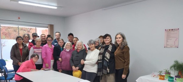 CRAS realiza palestra sobre terapias integrativas com uso de pedras e cristais