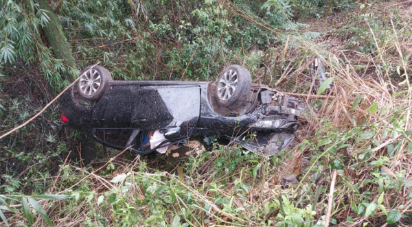 Motorista fica ferido após saída de pista seguida de capotamento na SC-157