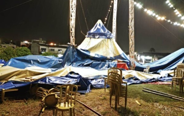 Temporal destelha residências, derruba árvores e lona de circo em Chapecó