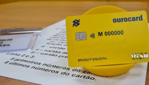 Pessoas com deficiência visual poderão ter cartão bancário em braile
