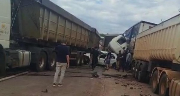 Engavetamento entre sete veículos deixa um morto na BR-163