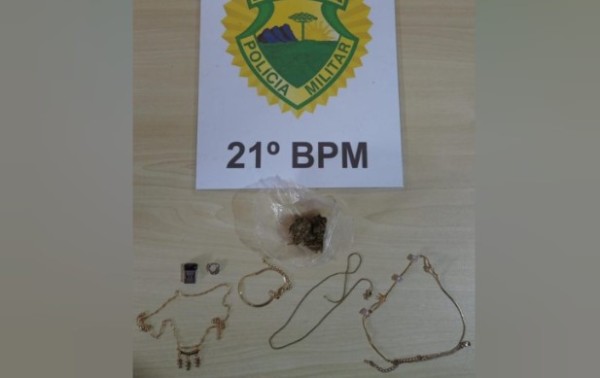 Homem é preso de posse de drogas, joias e bijuterias em pochete