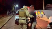 Homem embriagado é preso após atropelar e prensar amigo contra muro com caminhonete