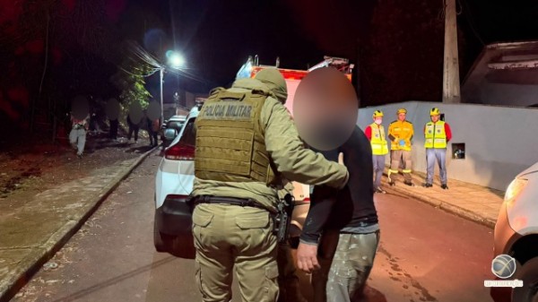 Homem embriagado é preso após atropelar e prensar amigo contra muro com caminhonete