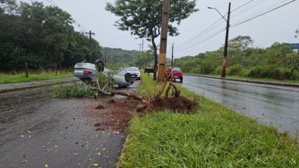 Veículos que disputavam suposto racha causam acidente em Chapecó