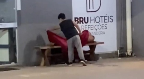 Criança viraliza ao cobrir morador de rua durante noite fria em MS: 'Ainda existe amor ao próximo'