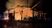 Incêndio de grandes proporções destrói galpão de madeireira