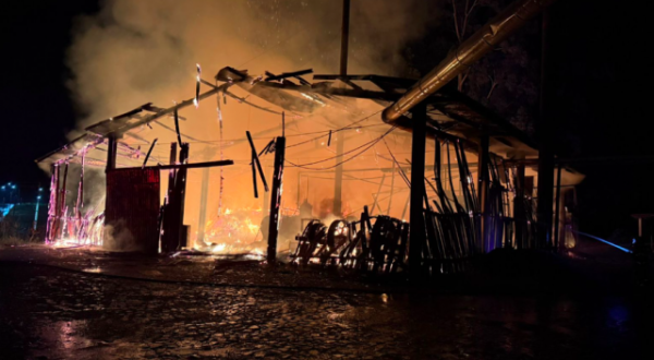 Incêndio de grandes proporções destrói galpão de madeireira