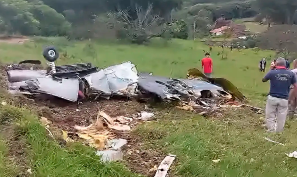 Avião cai em Minas Gerais e deixa sete mortos
