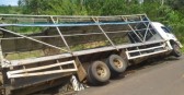 Caminhão sai da pista e tomba no Oeste de SC