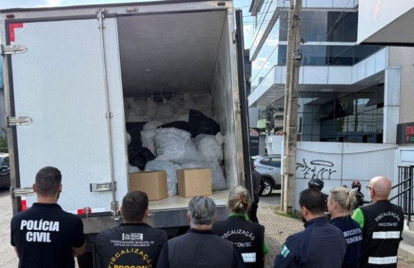 Nike, Adidas e outras marcas: R$ 1,2 milhão em produtos falsificados apreendidos no Oeste de SC