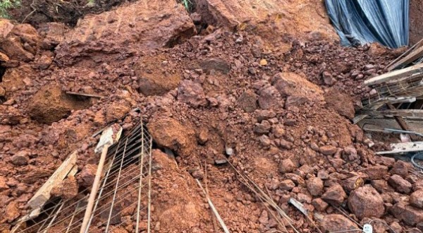 Três trabalhadores ficam soterrados durante obra
