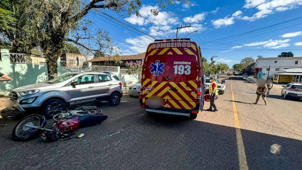 Motociclista colide com carro ao tentar ultrapassagem pela direita
