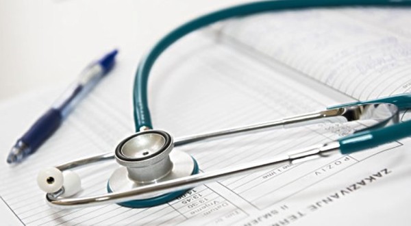 Médica de Chapecó que desviou remédios e exames do SUS trabalhará de graça, diz TJSC