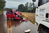 Condutor foge após colidir camionete carregada com vinho argentino com caminhão da prefeitura