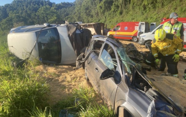 Carreta tomba sobre carro e casal morre em acidente na BR-282