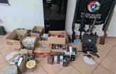 Homem é preso com arsenal, cigarros eletrônicos e remédios para emagrecer