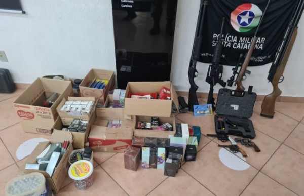 Homem é preso com arsenal, cigarros eletrônicos e remédios para emagrecer
