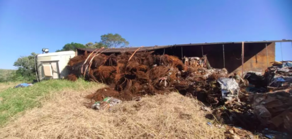 Motorista se envolve em acidente na SC-161 e caminhão do Paraguai tomba na rodovia em Romelândia