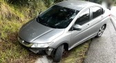 Condutor perde controle e veículo sai da pista