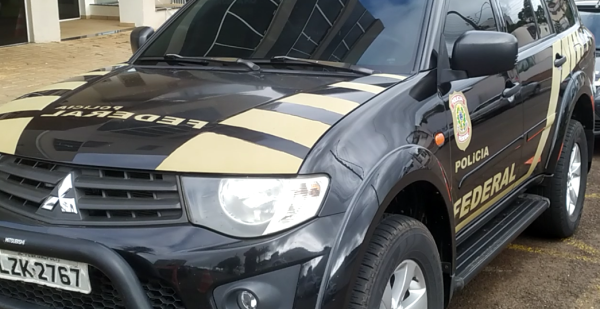 Polícia Federal e Receita Federal apreendem caminhão com carga irregular de resíduos plásticos