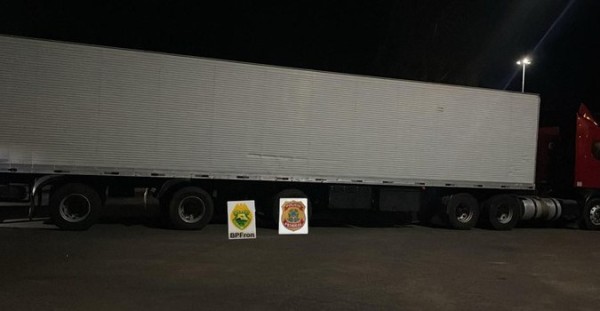 Polícia Federal intercepta carreta com 22 toneladas de pera e 8 de camarão