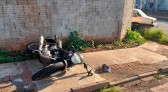 Após acidente, condutor de moto corre atrás de motorista de automóvel para agredi-lo