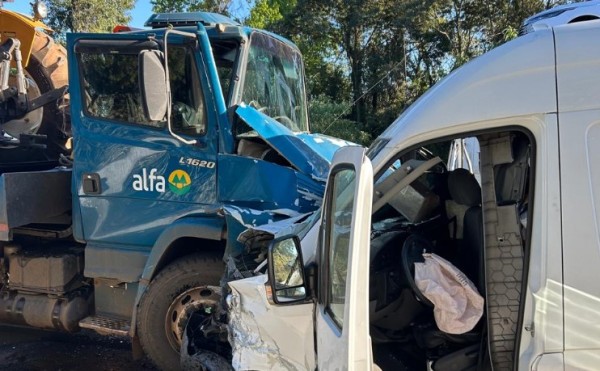 Acidente envolvendo três veículos é registrado