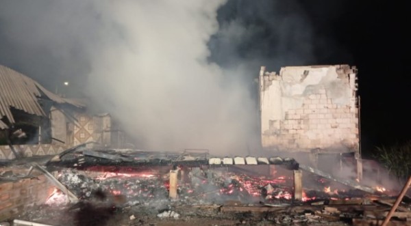 Incêndio destrói residência na comunidade de Santa Bárbara