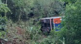 Caminhão capota em ribanceira na SC-161