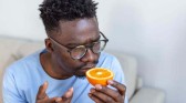 Cientistas descobrem motivo para algumas pessoas não recuperarem o olfato após a Covid