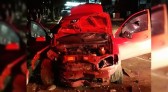 Carro bate contra poste e motorista fica gravemente ferido