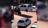 Empilhadeira remove carros estacionados em local proibido em SC