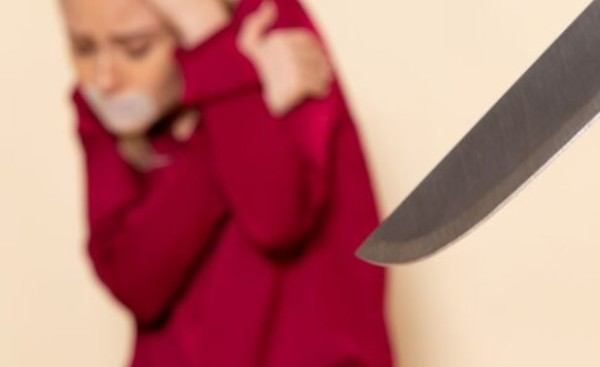 Homem é preso por agredir companheira e ameaçar com facão